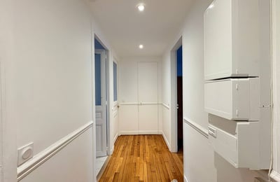 Rent of a 2-room apartment with a balcony and tower view, 48 m², Paris, France